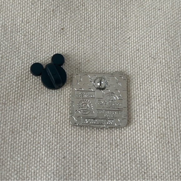 Disney Robin Hood Alan Zodiac Hidden Mickey Trading Pin (Shanghai Disney Resort) - Picture 2 of 2